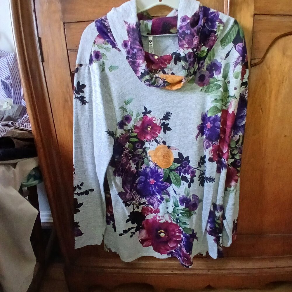 Lee & Nicole size XL cowl-neck sweater
